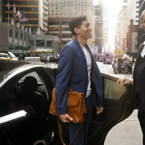 taxi-driver-getting-ready-customer